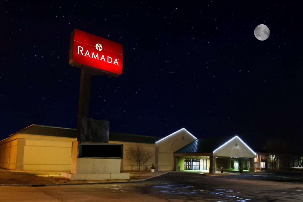 Ramada By Wyndham Mitchell Hotel & Conference Center Kültér fotó